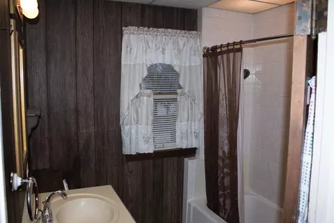 Bath - 484 S Elm Ave, Kankakee, IL 60901 photo 1 of 1