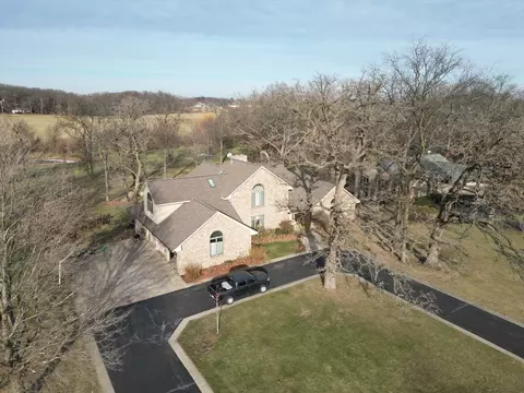 10072 E Hickory Ridge Dr, Rochelle, IL 61068
