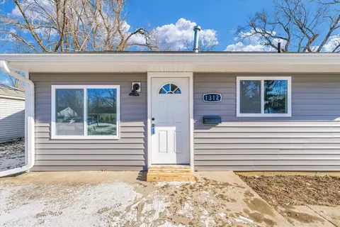 1312 Hedge Rd, Champaign, IL 61821 photo 2