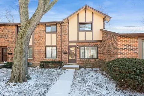 18 W275 Kirkland Ln, Villa Park, IL 60181