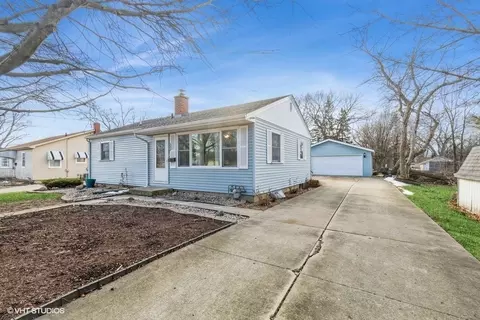 142 E Greenwood Ave, Woodstock, IL 60098
