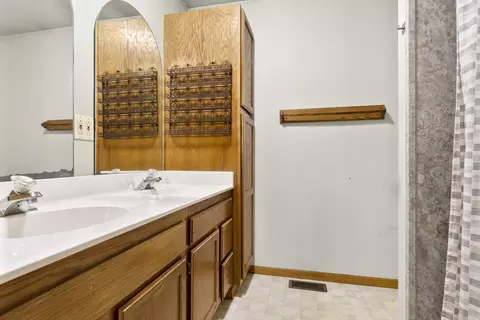 Bath - 309 E Warren St, Rockton, IL 61072 photo 2 of 2