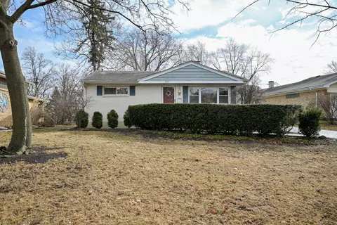 711 S Gables Blvd, Wheaton, IL 60189