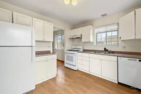 Kitchen - 61 Willow Cir, Cary, IL 60013 photo 1 of 2