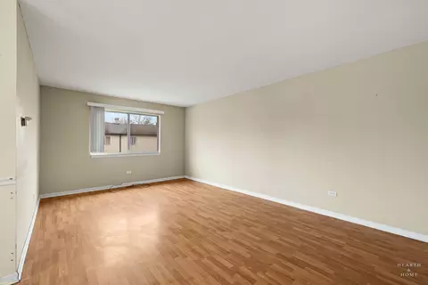 Living - 61 Willow Cir, Cary, IL 60013 photo 4 of 4