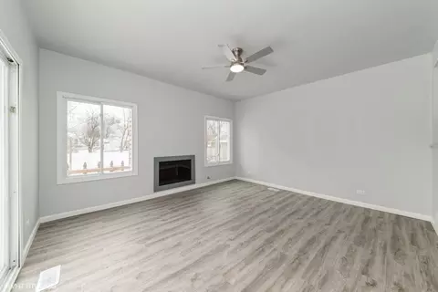 Living - 947 Surf Ct, Bartlett, IL 60103 photo 3 of 3