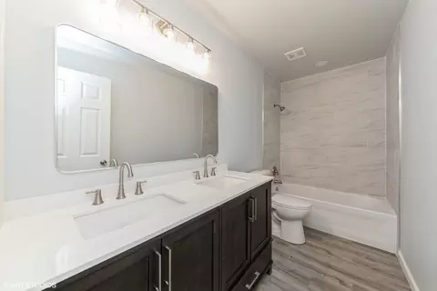 Bath - 947 Surf Ct, Bartlett, IL 60103 photo 1 of 2