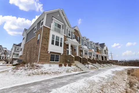 1908 W Kingsley Cir, Northbrook, IL 60062