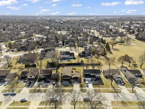 View/Area - 560 Tennyson Dr, Wheaton, IL 60189 photo 3 of 4