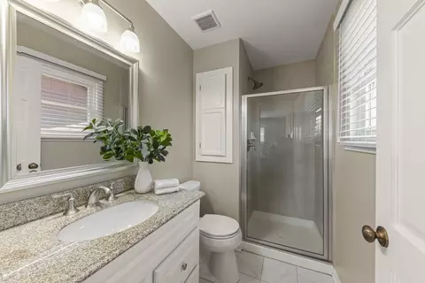 Bath - 560 Tennyson Dr, Wheaton, IL 60189 photo 1 of 4