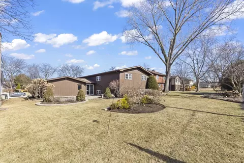 Exterior - 560 Tennyson Dr, Wheaton, IL 60189 photo 4 of 4