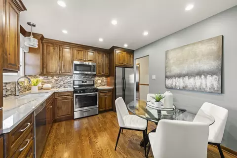 Kitchen - 560 Tennyson Dr, Wheaton, IL 60189 photo 2 of 2