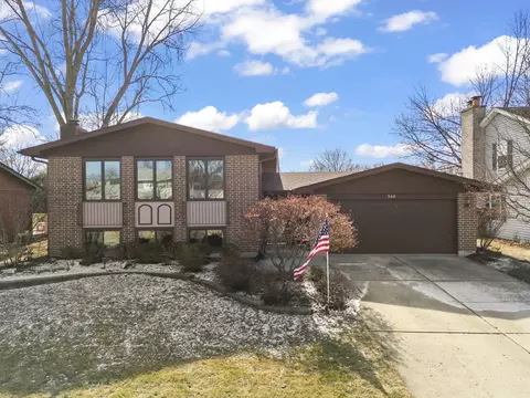 560 Tennyson Dr, Wheaton, IL 60189