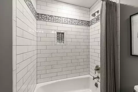 Bath - 560 Tennyson Dr, Wheaton, IL 60189 photo 3 of 4