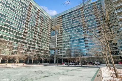 9715 Woods Dr #1706, Skokie, IL 60077