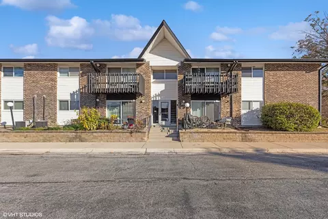 23 Kingery Quarter # A, Willowbrook, IL 60527