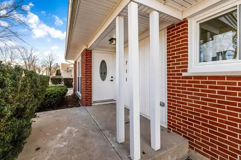 Exterior - 711 S Merle Ln, Wheeling, IL 60090 photo 4 of 10