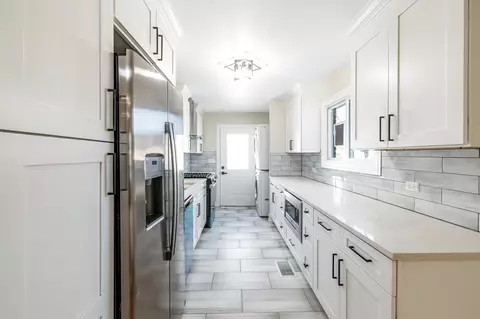 Kitchen - 711 S Merle Ln, Wheeling, IL 60090 photo 2 of 3