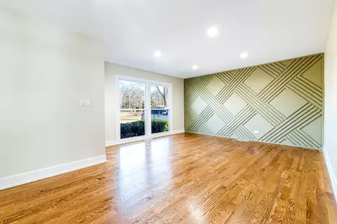 Living - 711 S Merle Ln, Wheeling, IL 60090 photo 3 of 5