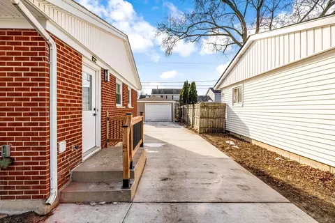 Exterior - 711 S Merle Ln, Wheeling, IL 60090 photo 5 of 10
