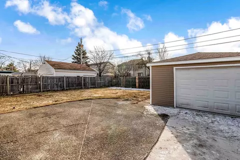 Exterior - 711 S Merle Ln, Wheeling, IL 60090 photo 6 of 10