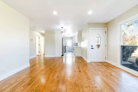 Living - 711 S Merle Ln, Wheeling, IL 60090 photo 4 of 5