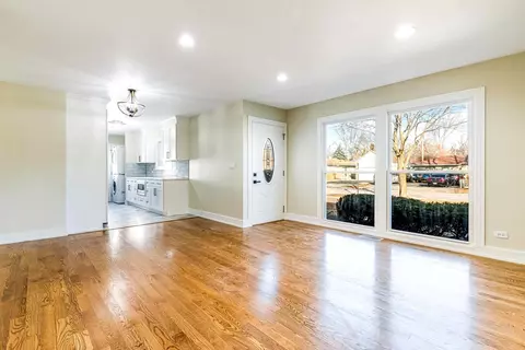Living - 711 S Merle Ln, Wheeling, IL 60090 photo 5 of 5
