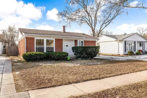 Exterior - 711 S Merle Ln, Wheeling, IL 60090 photo 3 of 10