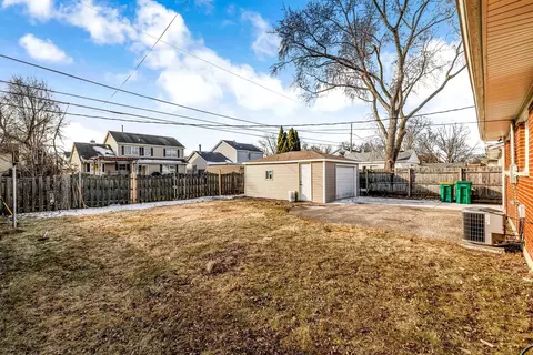 Exterior - 711 S Merle Ln, Wheeling, IL 60090 photo 8 of 10