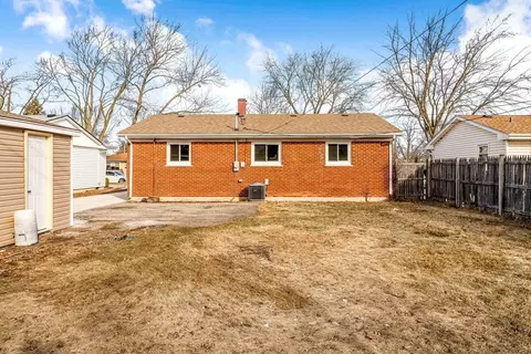 Exterior - 711 S Merle Ln, Wheeling, IL 60090 photo 9 of 10