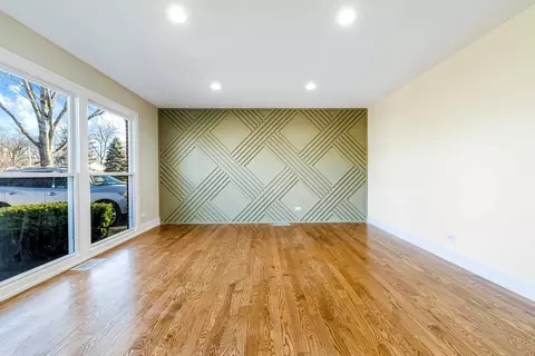 Living - 711 S Merle Ln, Wheeling, IL 60090 photo 1 of 5