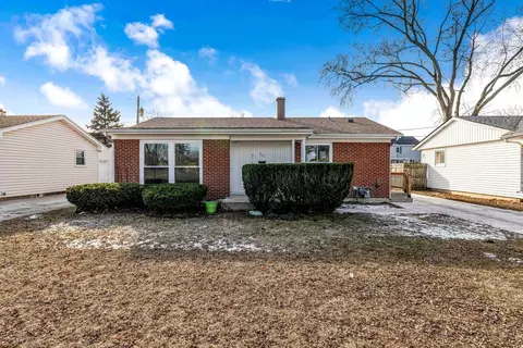 Exterior - 711 S Merle Ln, Wheeling, IL 60090 photo 2 of 10