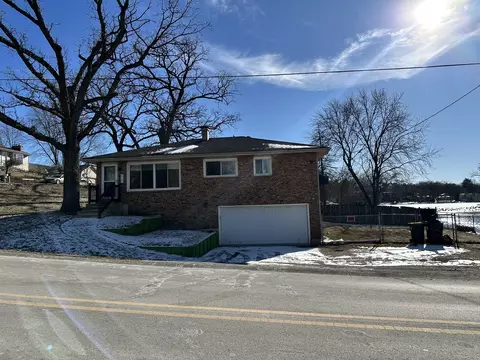 600 Willow St, Lake In The Hills, IL 60156