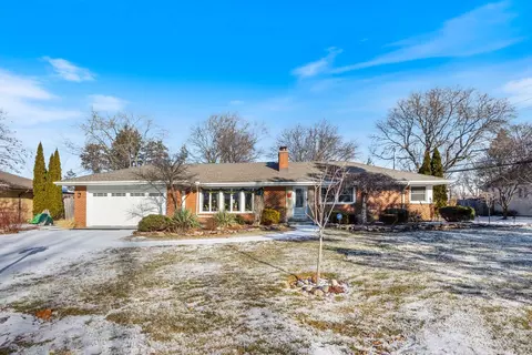 31 E Stonegate Dr, Prospect Heights, IL 60070