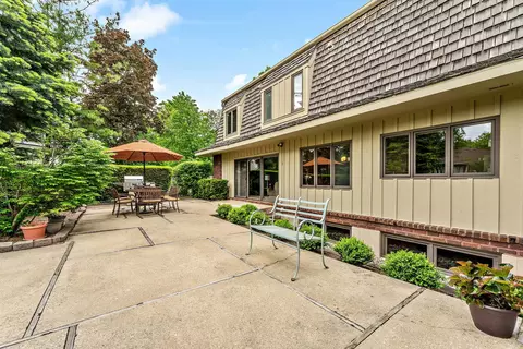 Exterior - 9 Hampton Dr, Oak Brook, IL 60523 photo 4 of 6