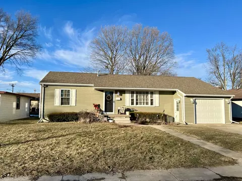 202 E Wanda Ln, Fairbury, IL 61739