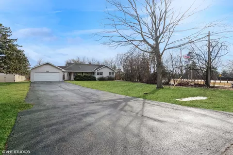 2065 Walnut Cir, Northbrook, IL 60062