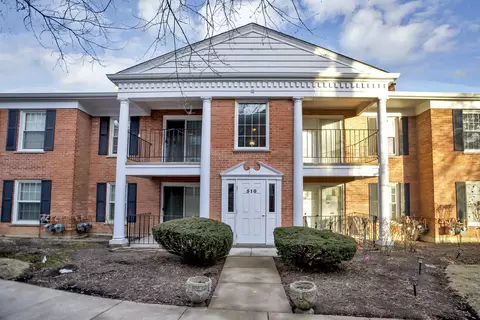 510 Shorely Dr #201, Barrington, IL 60010