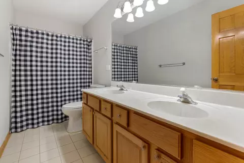 Bath - 2052 Gardner Cir E, Aurora, IL 60503 photo 4 of 4
