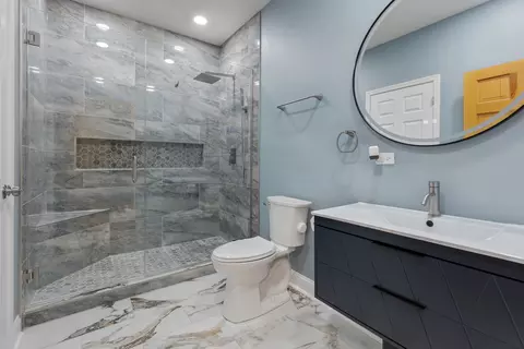 Bath - 2052 Gardner Cir E, Aurora, IL 60503 photo 3 of 4