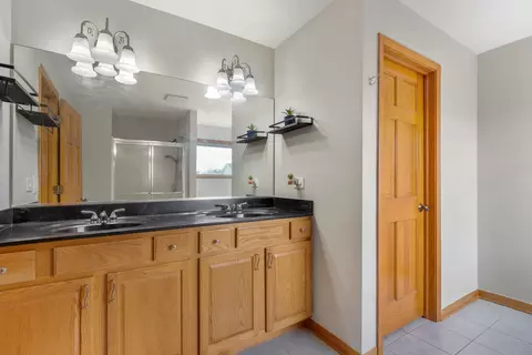 Bath - 2052 Gardner Cir E, Aurora, IL 60503 photo 1 of 4