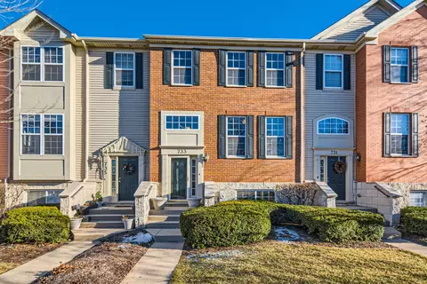 733 Thornbury Rd, Bartlett, IL 60103