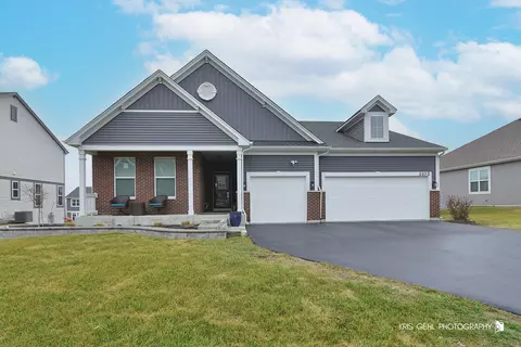 1102 Williamsbury Dr, Crystal Lake, IL 60012