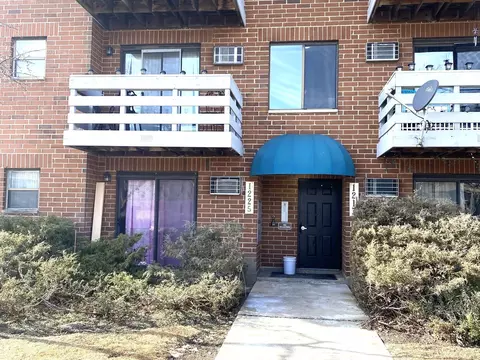 1225 N Winslowe Dr N #301, Palatine, IL 60074