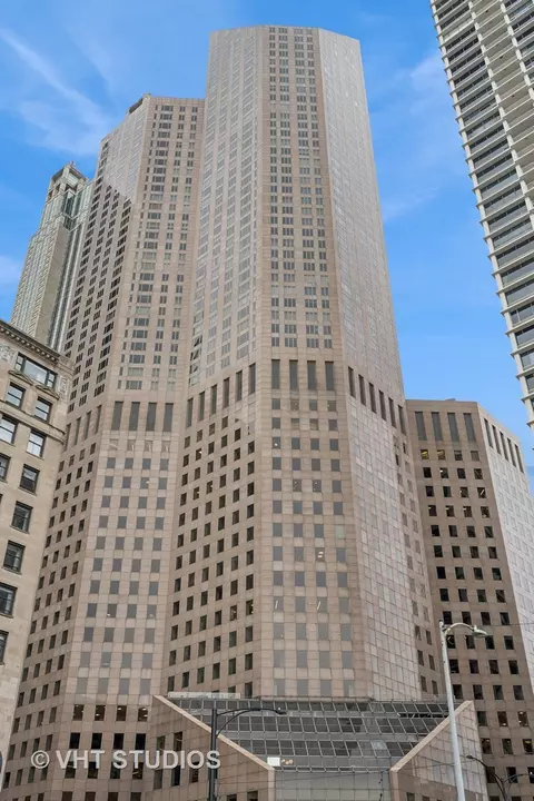 950 N Michigan Ave #3201, Chicago, IL 60611