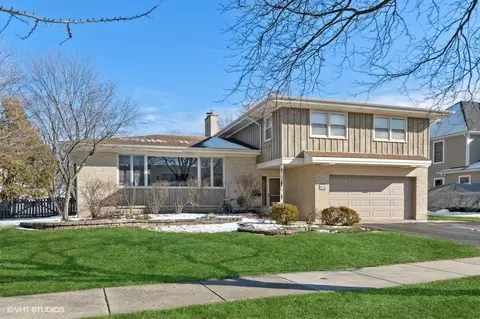 685 Castlewood Ln, Deerfield, IL 60015
