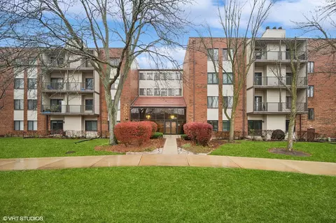 3050 Pheasant Creek Dr #205, Northbrook, IL 60062