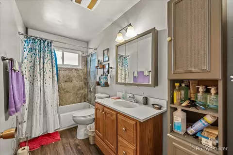 Bath - 471 Poplar Ct, Elgin, IL 60120 photo 1 of 2