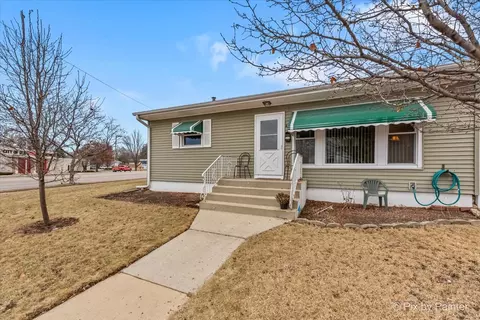 Exterior - 471 Poplar Ct, Elgin, IL 60120 photo 3 of 5