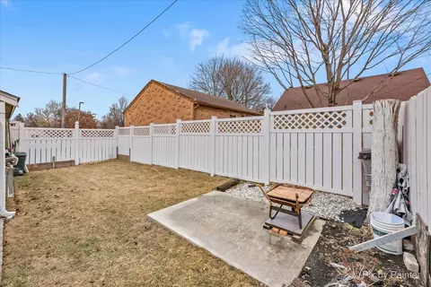 Exterior - 471 Poplar Ct, Elgin, IL 60120 photo 4 of 5